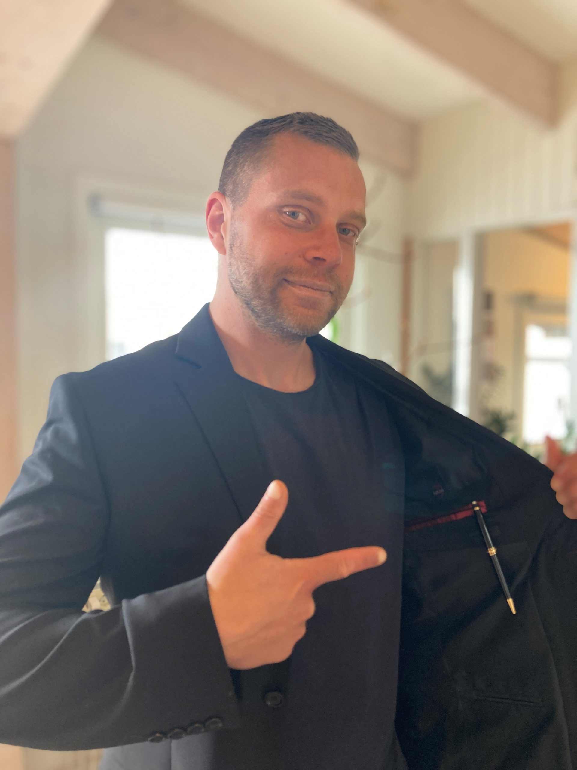 Kalle på Ingli Sweden pekar på en Montblanc-penna i innerfickan på kavajen